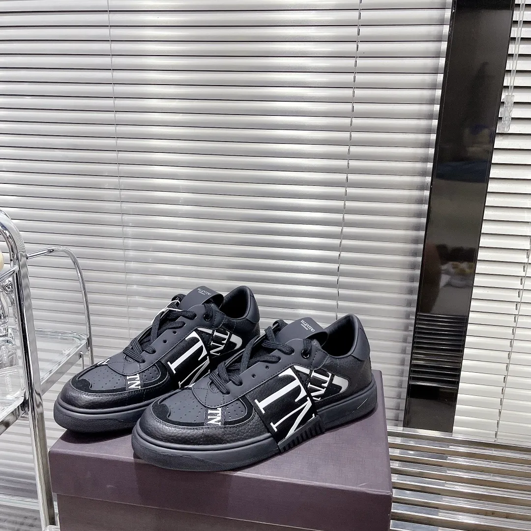 👟👟Ex-factory price 600👟👟 Valentino ONE STUD calfskin lace-up sneakers. Soft suede low-top sneakers, classic and versatile, couple's sneakers, special goods, worth buying! A pair of simple shoes with unique details will save you from the difficulty of dressing. OneStud sneakers, with quilted plaid and oversized rivets, create an eye-catching punk style and get rid of the heavy feeling of this season's clothing. Upraise calfskin derby shoes, with exquisite leather construction and simple silhouette, and smooth lines set the tone of coolness, are a versatile item in the wardrobe. There are more Valentino boutique shoes waiting for you to unlock! It’s time to get the shoes you’ve been coveting for a long time! Officially on sale 7,+++ - Seven straps, decorated with metallic rubber effect. Decoration on the back and tongue. Size 35-44.